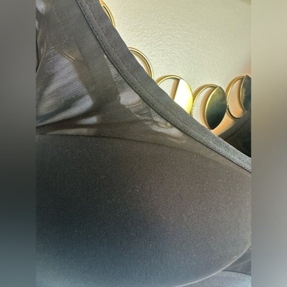 SOLD- Victorias Secret Sports Bra 36DD Wire free Lightweight Black Switch Straps - Picture 4 of 10